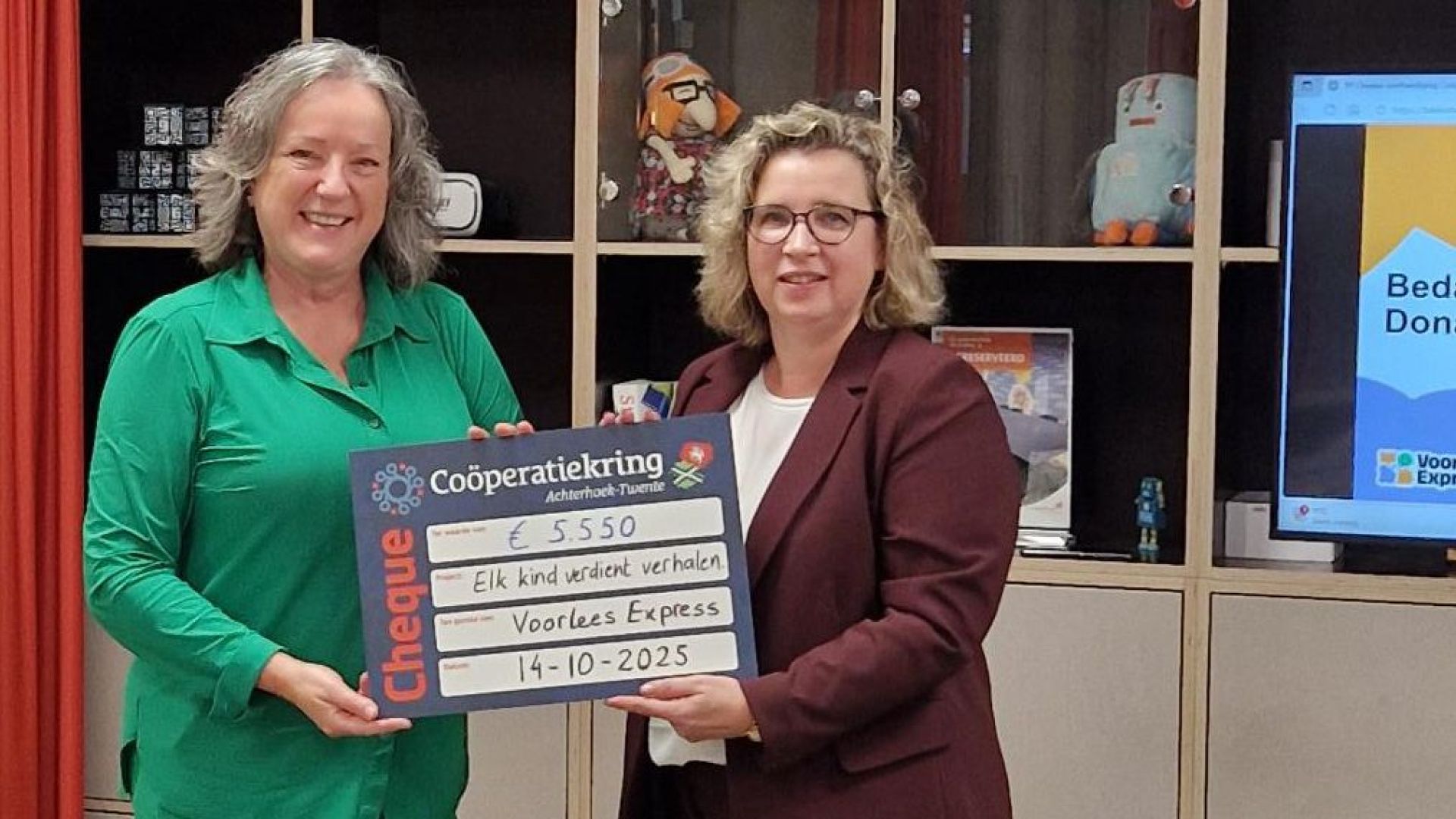 Cheque uitreiking aan de VoorleesExpress.