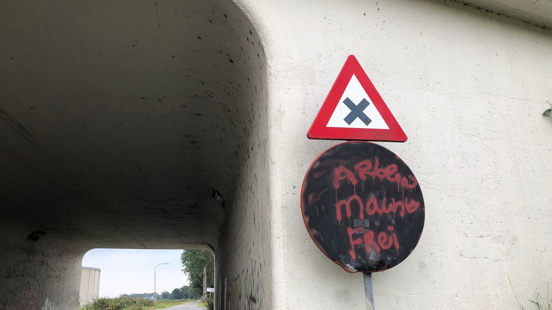 Ook de verkeersborden moesten het ontgelden
