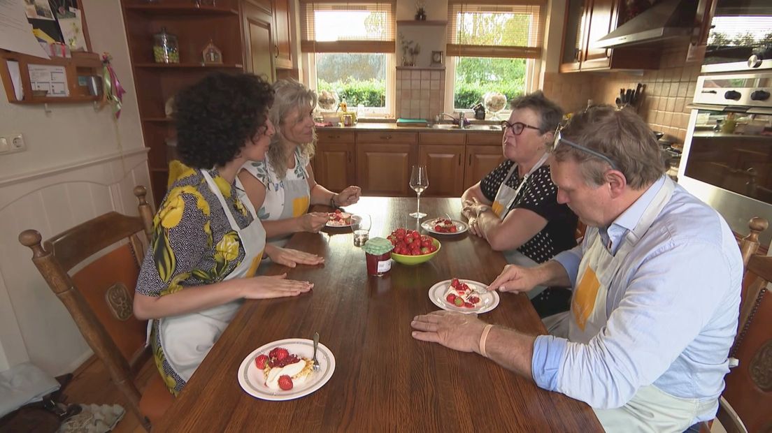 Het is gezellig aan tafel bij Tjallien Muis in Wetering