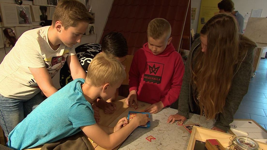 Kinderen zijn druk bezig met de speurtocht.