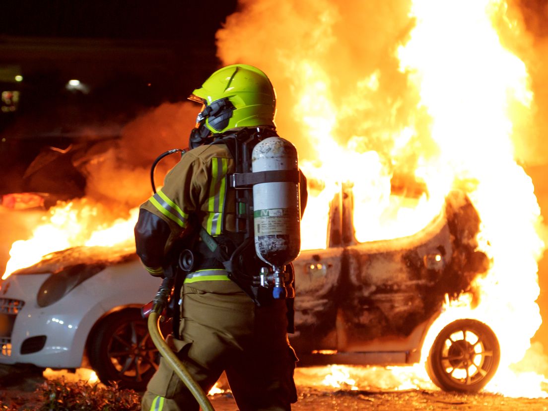 Twee auto's in vlammen op | Vrouw rijdt de sloot in