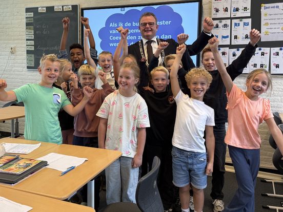 Wat weten kinderen over de burgemeester? 'Hij vraagt wie er allemaal een hond of kat wil'