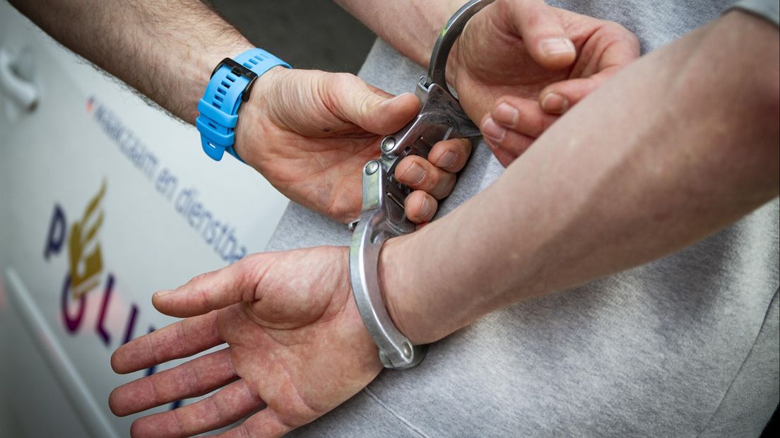 De man beet een van de agenten