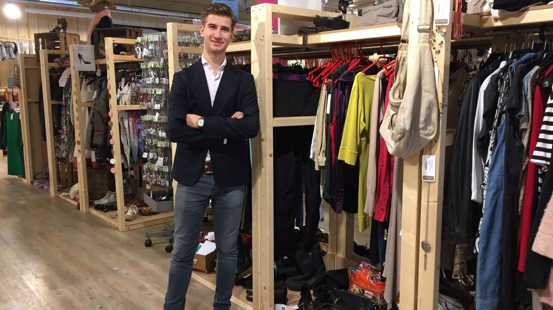 Zimry Poortvliet in zijn winkel 'Jouw Marktkraam'