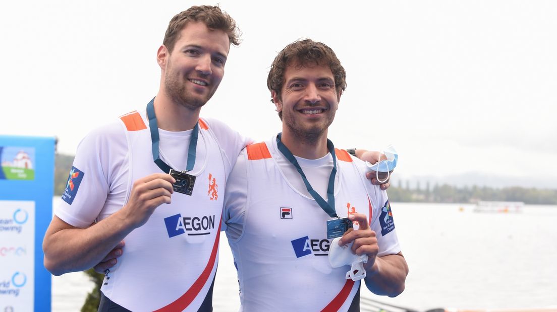 Melvin Twellaar en Stefan Broenink met de zilveren medaille die ze in Varese wisten te behalen