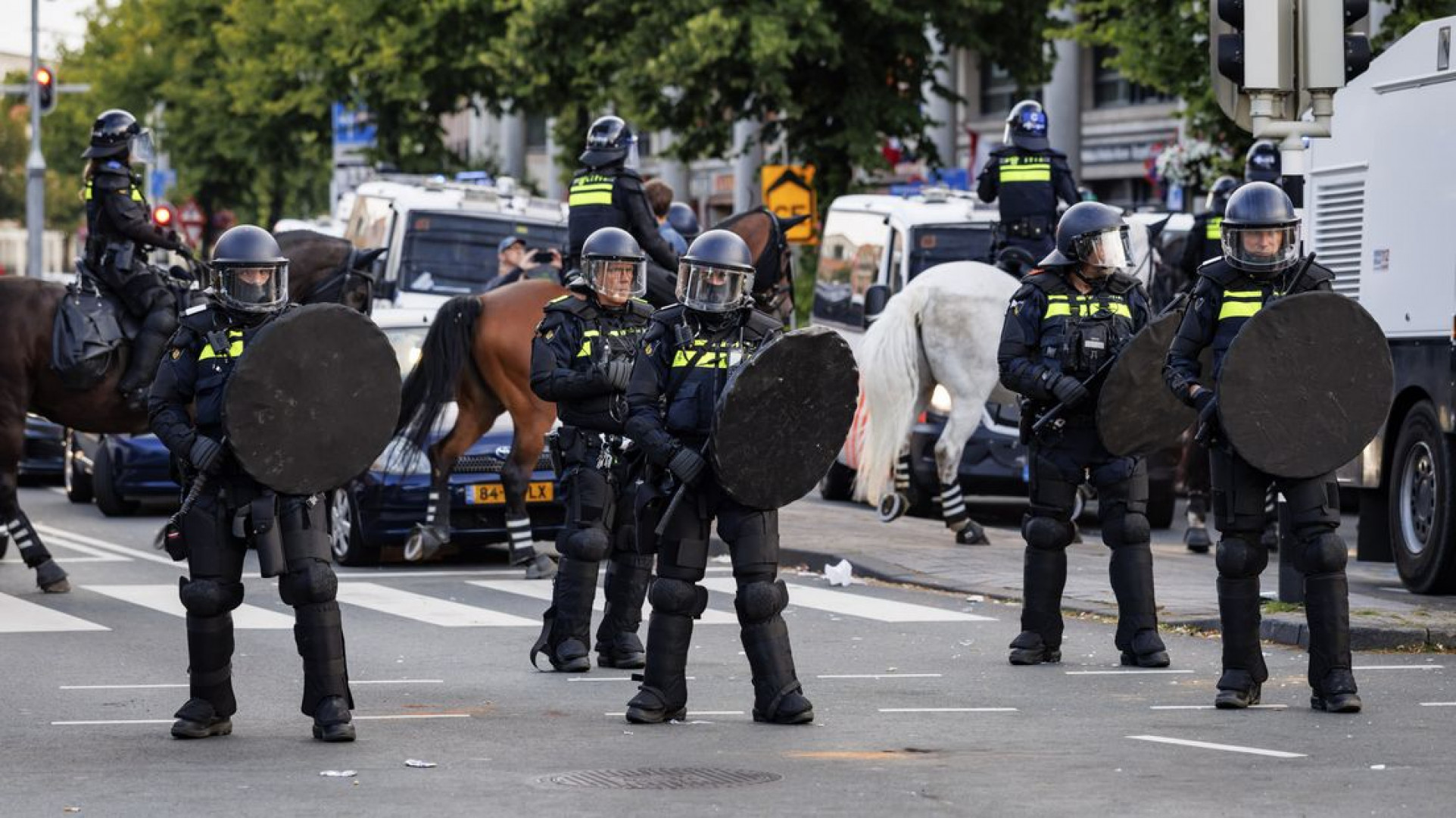 Politie ging bij rellen na WK-wedstrijden drie keer over de schreef