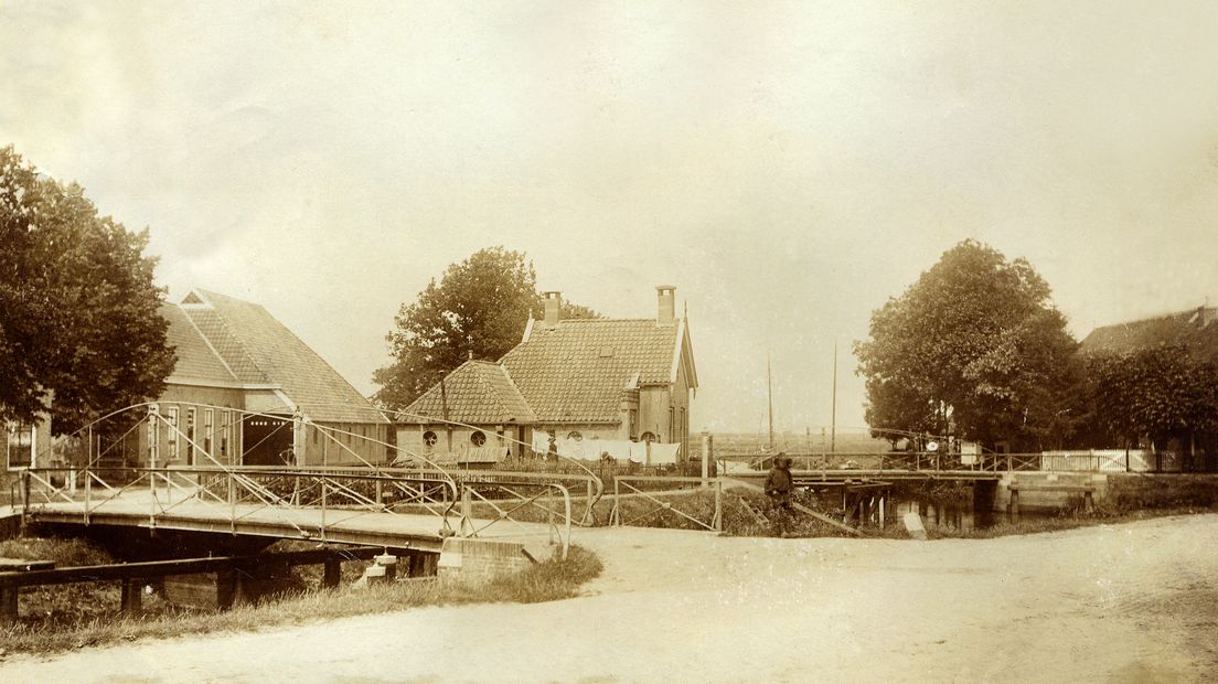 Begin Norgervaart bij de Norgerbrug in de Drentse Hoofdvaart rond 1900. De latere N373 is nog een zandpad (Rechten: collectie Bertram)