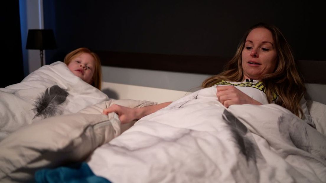 Dochter Statey moet bij moeder in bed vanwege de kou.