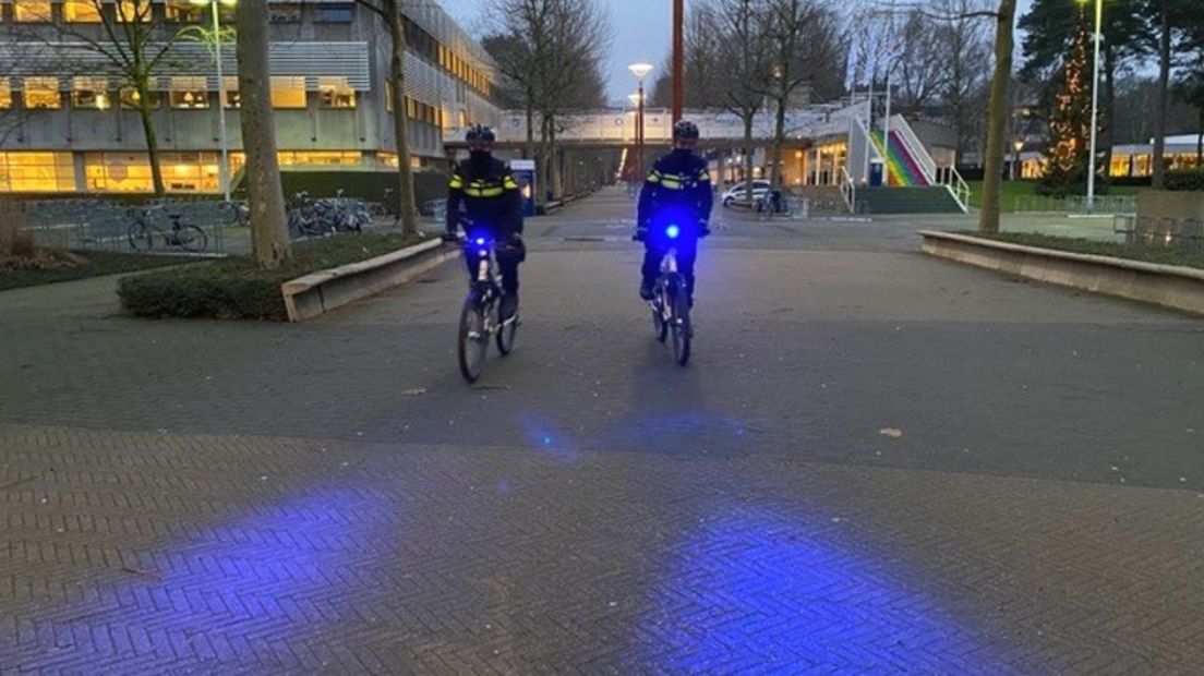 Agenten met de blauwe lamp op de fiets