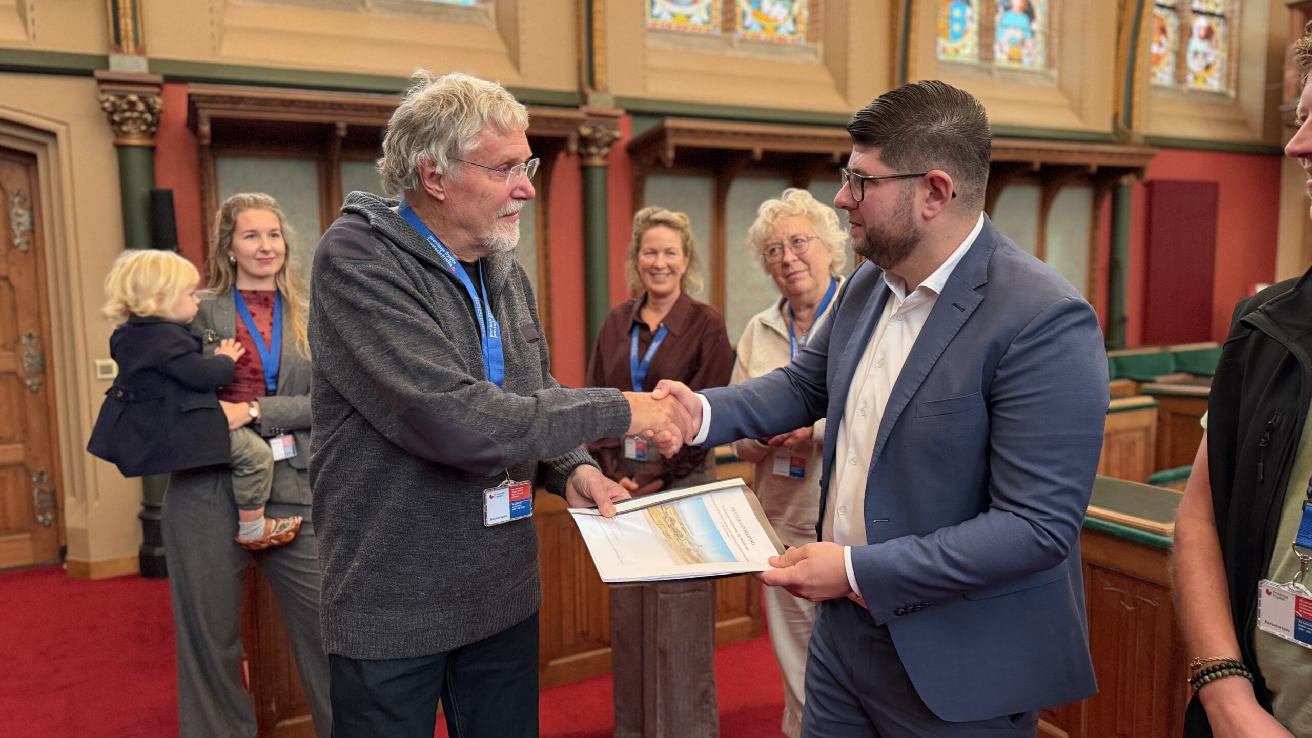 Het overhandigen van de petitie