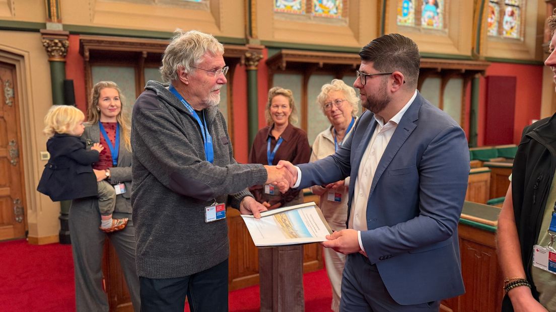 Het overhandigen van de petitie