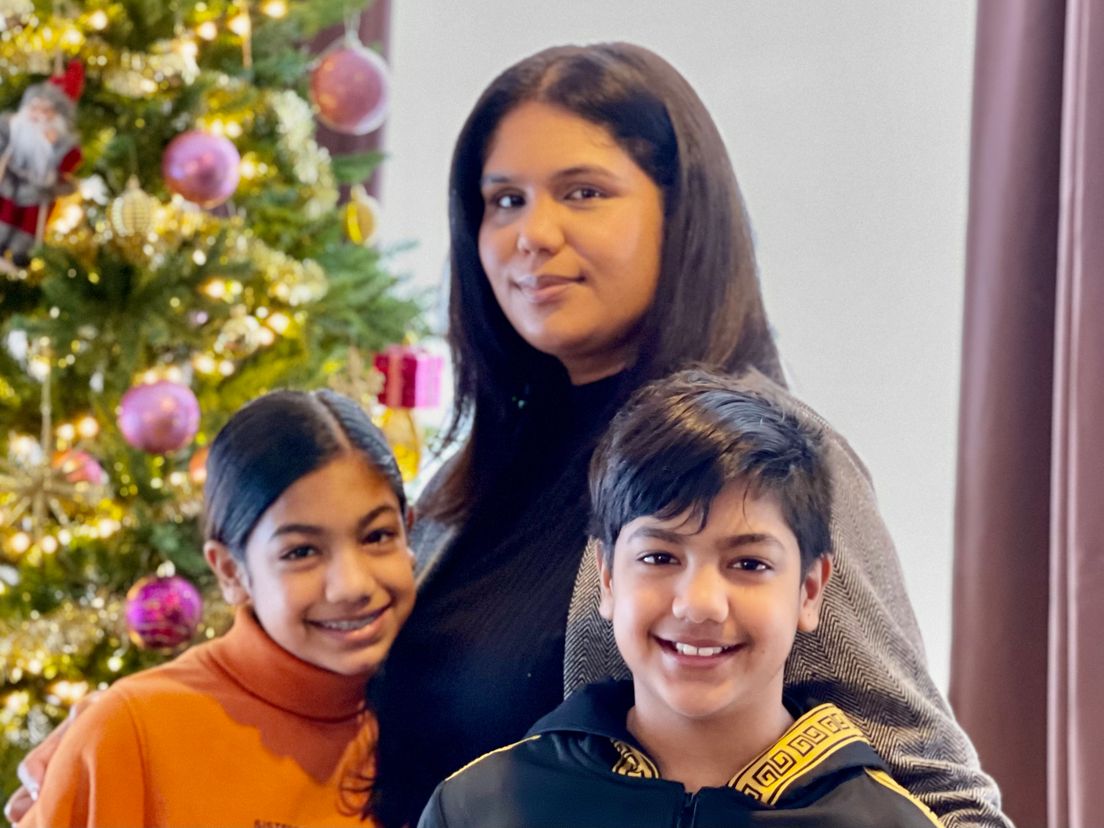 Genista Lachchi met haar twee jongste dochters Chelsea en Chenoa (beiden 9 jaar)