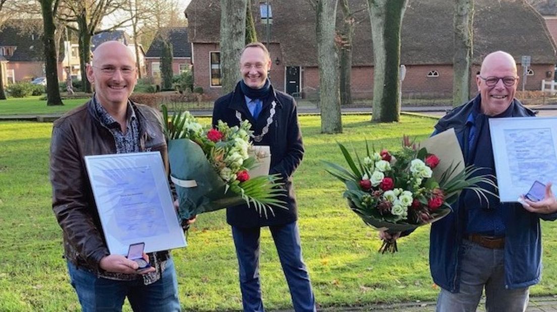 Janson en Den Aantrekker krijgen de erepenning van burgemeester Seton (Rechten: gemeente Borger-Odoorn)