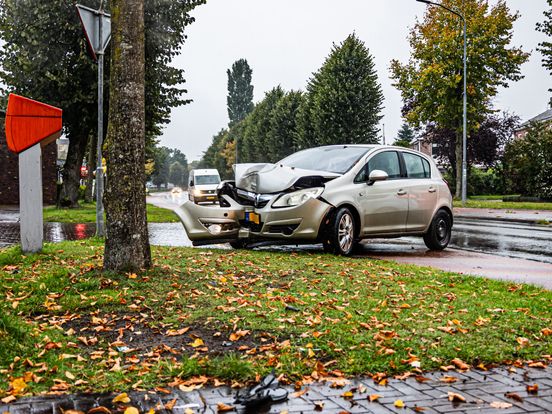 Meisje zonder rijbewijs rijdt auto tegen boom in Assen