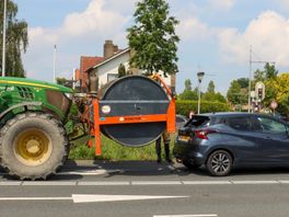 Auto krijgt een tik van een tractor met haspel in Leeuwarden | Strenger toezicht op Bolswarder sportvelden