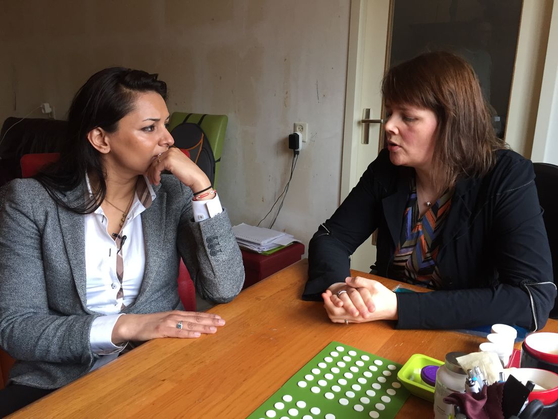 Sandra de Zeeuw (rechts) in gesprek met PvdA-raadslid Reshma Roopram.