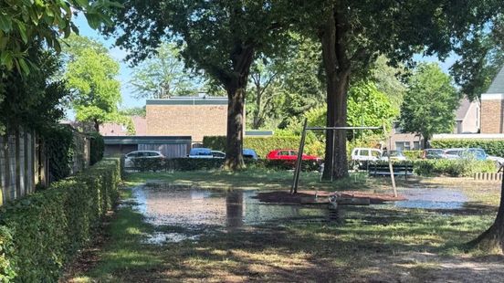 Speeltuin onder water door gesprongen waterleiding