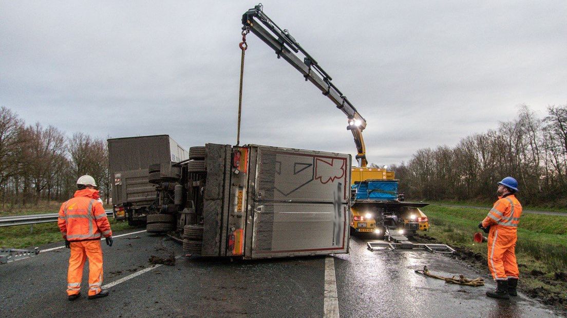 Bergers bij de gekantelde vrachtwagen