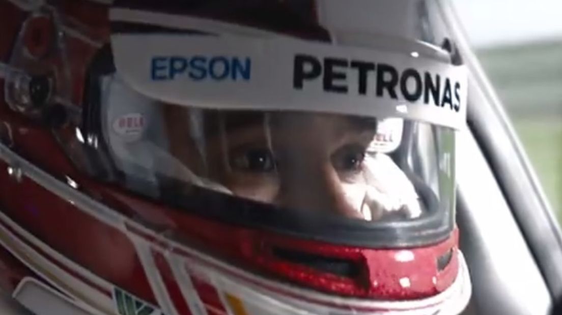 Lewis Hamilton heeft PEER in zijn auto