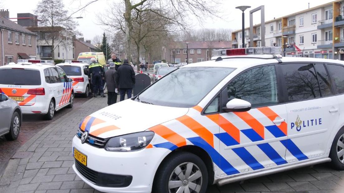 Bij een steekpartij in Arnhem zijn zaterdagmiddag zeker twee gewonden gevallen. Er zijn twee verdachten aangehouden. Dat meldt de politie.