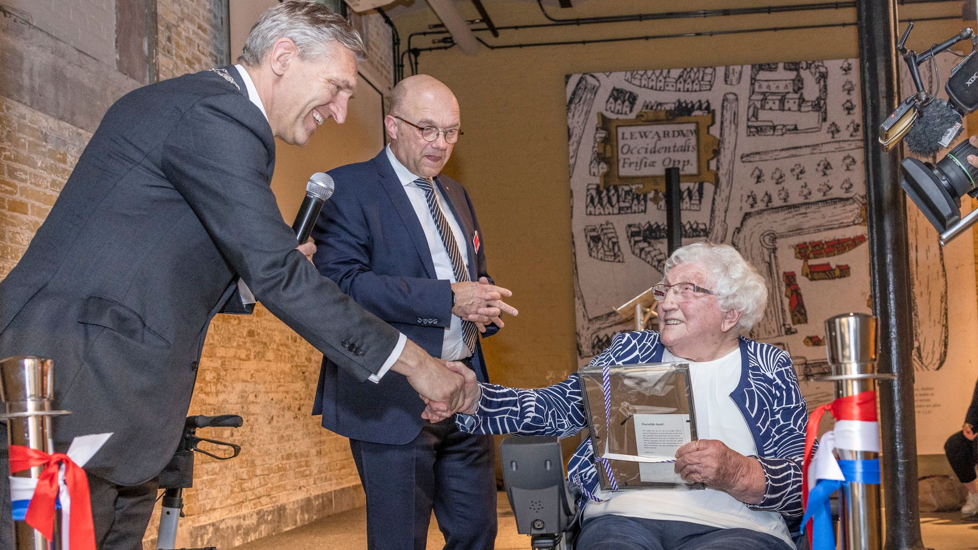 Burgemeester Buma en mevrouw Kwast openen de tentoonstelling in Noorderbreedte