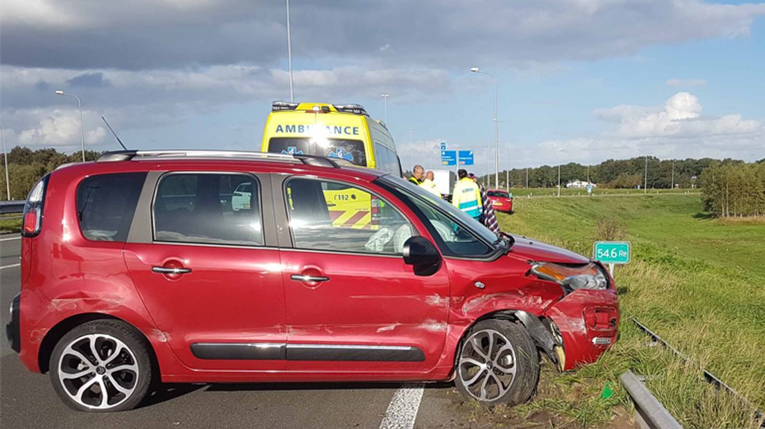 De auto raakte zwaar beschadigd na het ongeluk op de N34 (Rechten: Persbureau Meter)