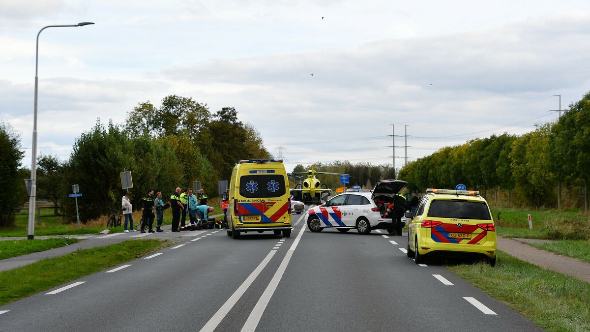 Botsing tussen auto en fiets, vrouw met traumahelikopter naar ziekenhuis gebracht