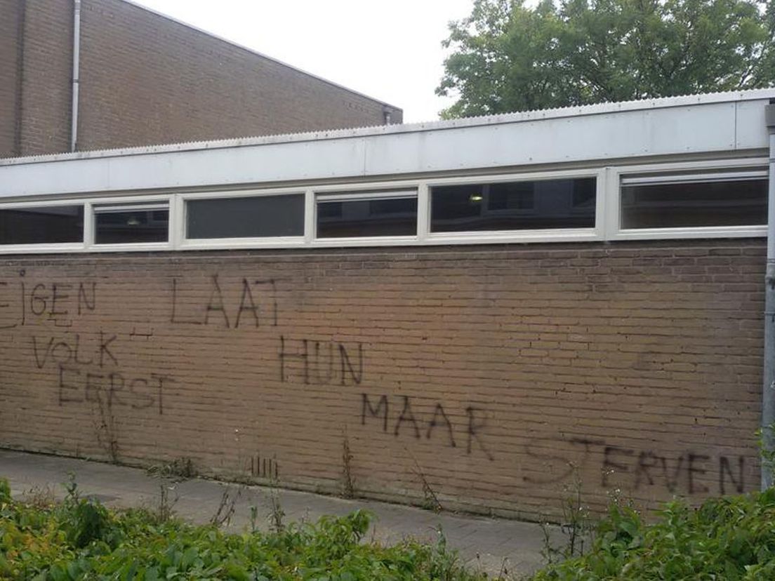 De leuzen op de muur in Hendrik-ido-Ambacht