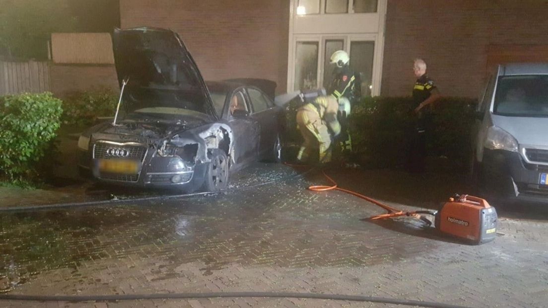 Auto in Almelo zwaar beschadigd door brand