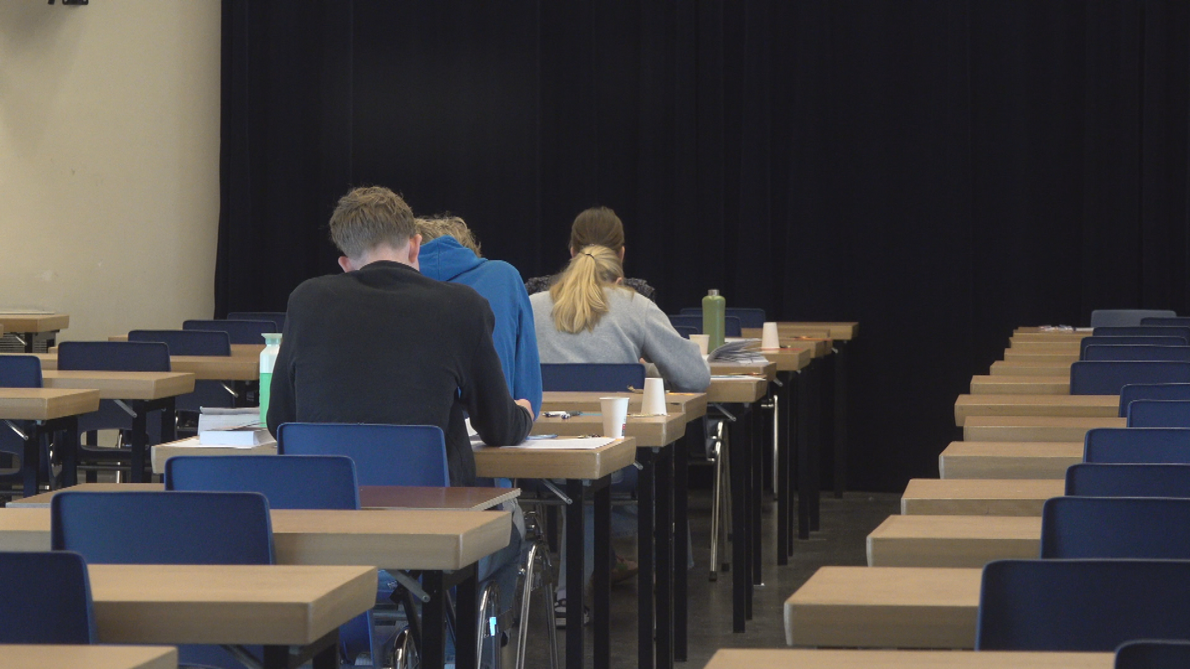 Learlingen dwaande mei it eksamen Frysk