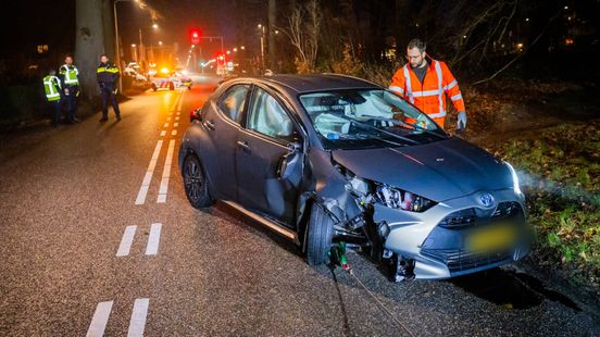 Eenzijdig ongeval in Arnhem • auto brandt uit. Eenzijdig ongeval in Arnhem • auto brandt uit.