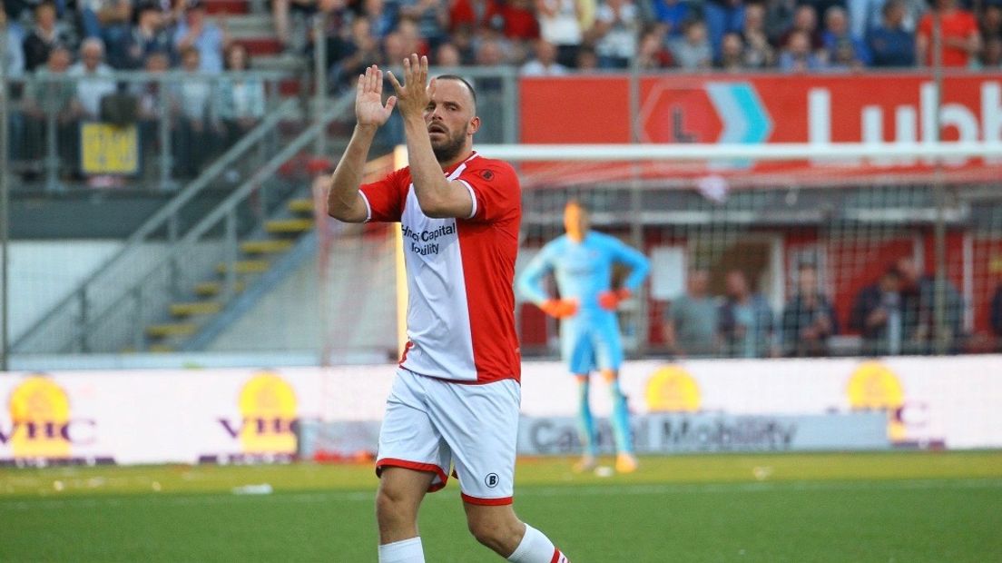 Anco Jansen verlaat met een staande ovatie het veld (Rechten: Van Oost Media)