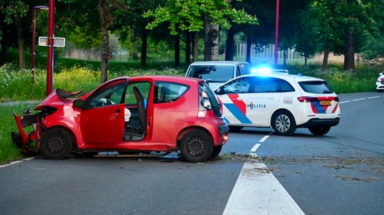 Auto-ongeluk in Nieuwegein | Twaalf containers in de fik. Auto-ongeluk in Nieuwegein | Twaalf containers in de fik.