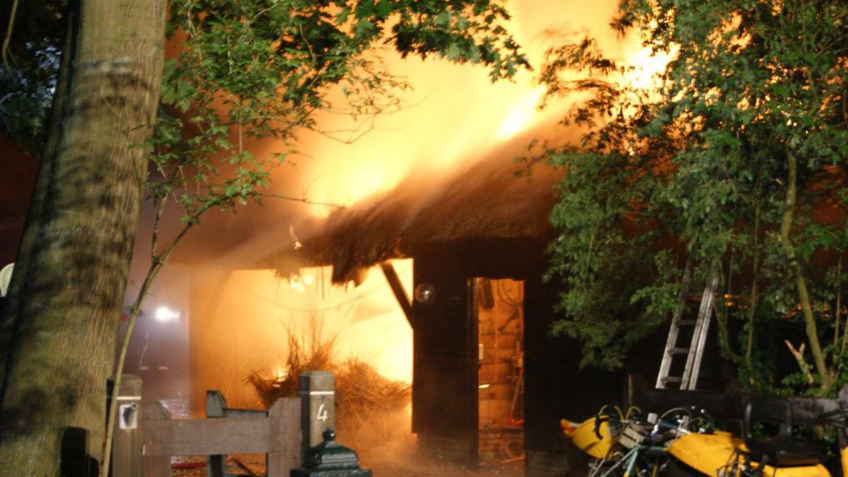 Rietgedekte woning Gasteren in brand