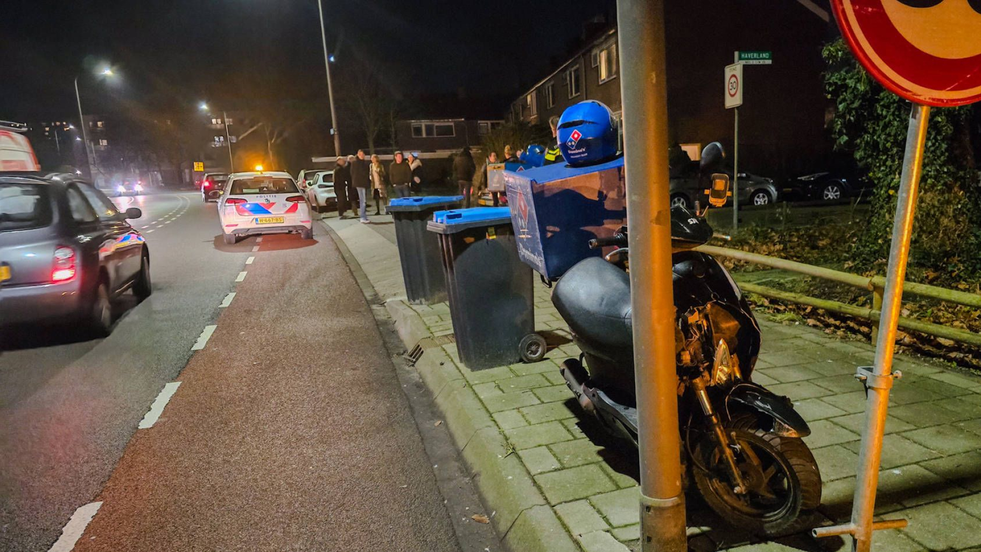 Pizzascooter botst met auto • fietser geschept en gewond