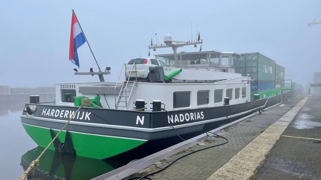 Containerschip Nadorias in de mist in Westerbroek
