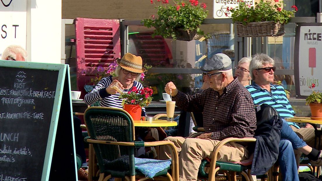 Opvarenden van de Prinsendam aan de koffie in Vlissingen.