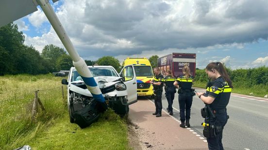 Bestuurder stapt zelf uit na flinke klap in Deest