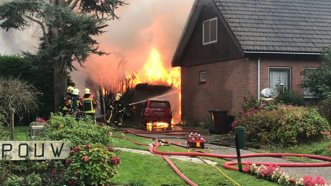De brandweer blust bij een schuur aan het Rijneveld in Boskoop.