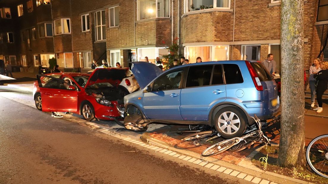 De auto's en de fietsen raakten ernstig beschadigd.