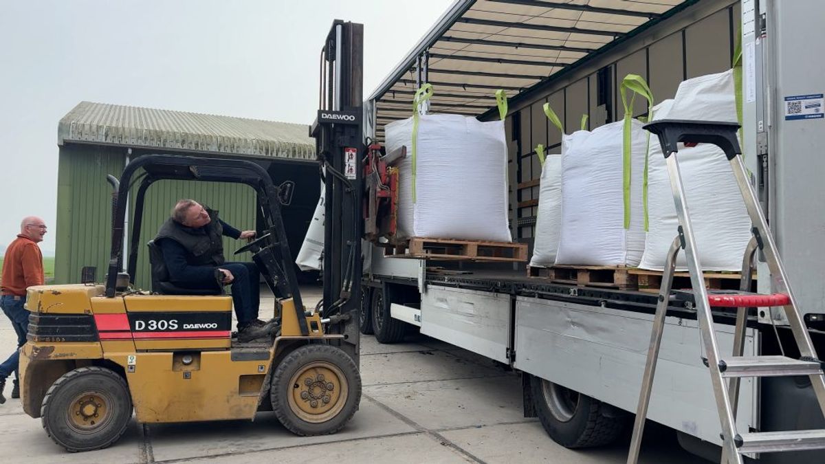 Boer Wim uit Midlum doneert zakken vol spliterwten aan goed doel