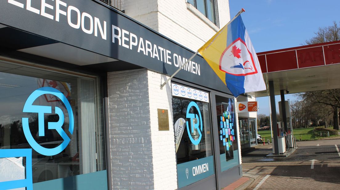 De bevrijdingsvlag is in de houder geplaatst