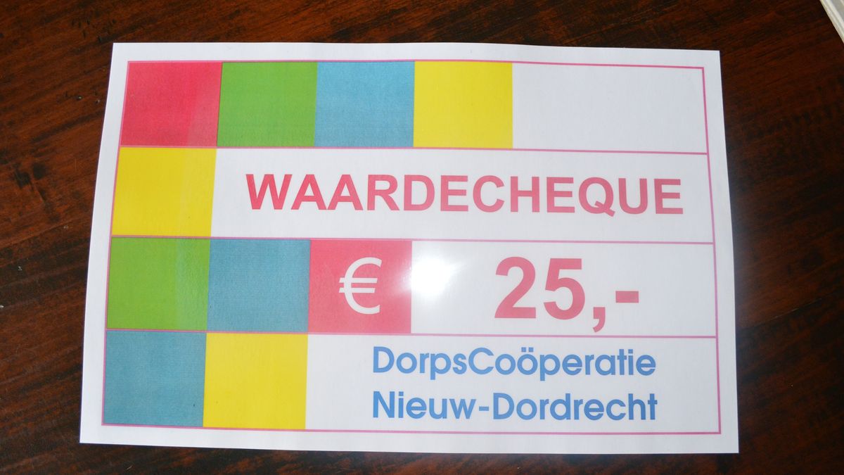 Leden dorpscoöperatie Nieuw-Dordrecht krijgen geld cadeau