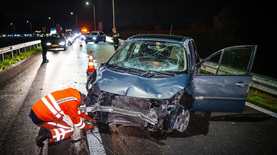 Auto raakt vangrail en slaat over de kop, bestuurder met spoed naar ziekenhuis