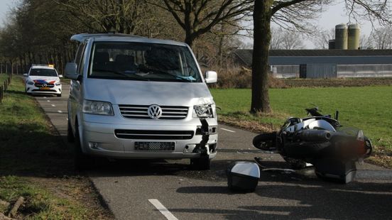 Motorrijder gewond bij ongeluk in Haarle | Auto uitgebrand in Balkbrug. Motorrijder gewond bij ongeluk in Haarle | Auto uitgebrand in Balkbrug.