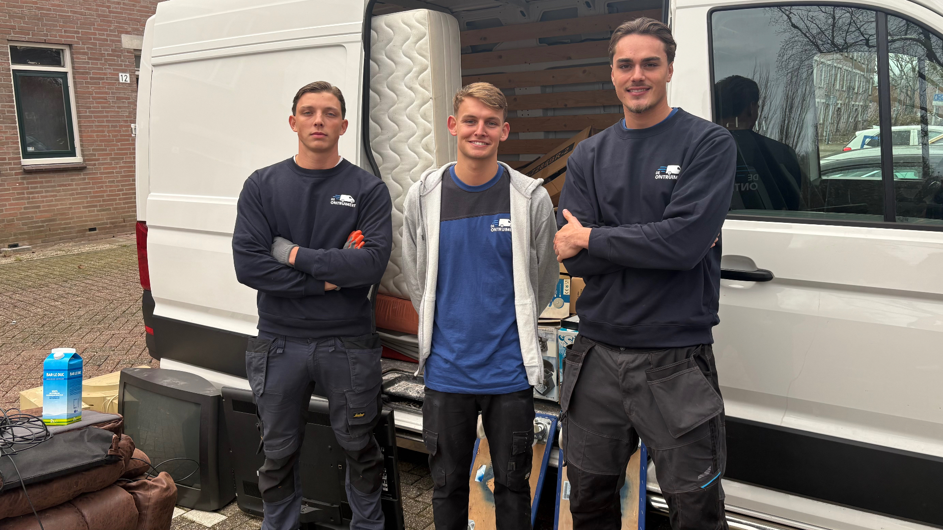 Julien (21), Mink (21) en Daniël (22) ontruimen huizen van overledenen.