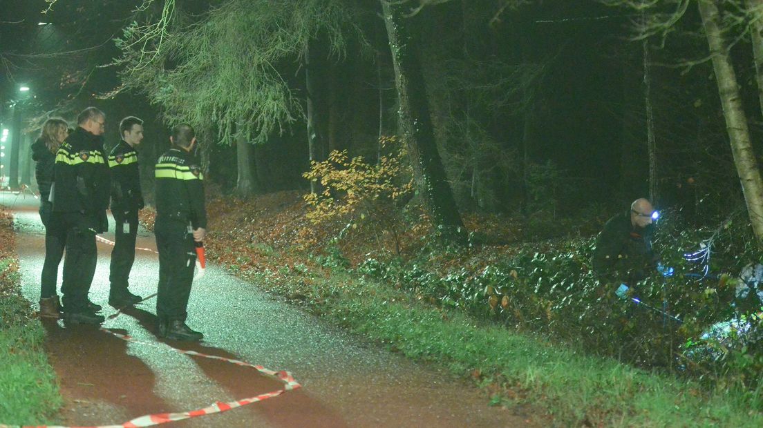 De politie deed gisteravond onderzoek rond het fietspad op de Hoofdlaan (Rechten: RTV Drenthe/Jeroen Kelderman)