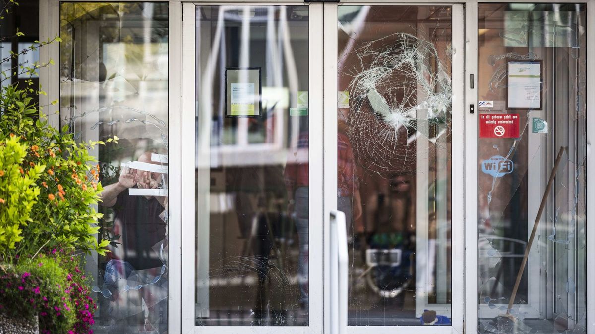34-jarige man uit Ermelo aangehouden voor vernielingen gemeentehuis Loosdrecht op Koningsdag
