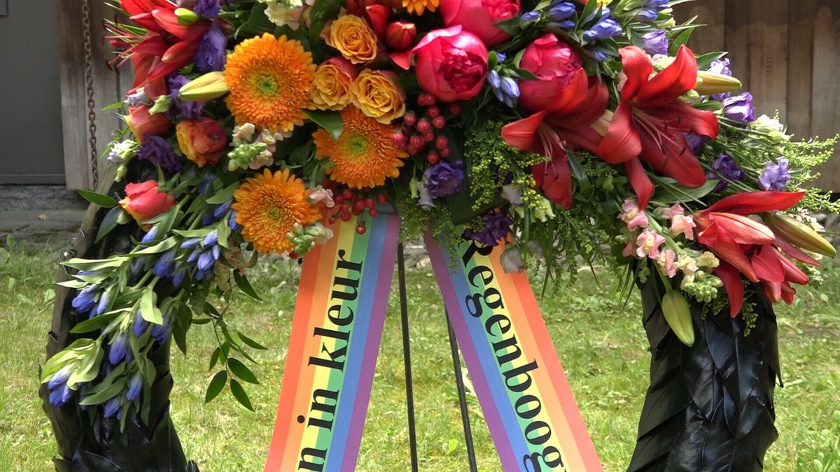 LHBTI-slachtoffers herdacht met speciale regenboogkrans: 'In stilte, in kleur, met trots'