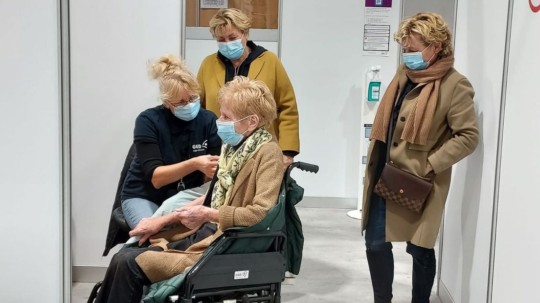 Boosterprikvaccinaties in De Jaarbeurs.